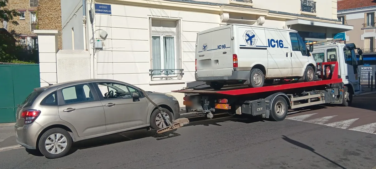 Enlèvement de deux épaves par notre épaviste à Aulnay-sous-Bois (93) : utilitaire sur le camion plateau et Citroën C3 en remorquage