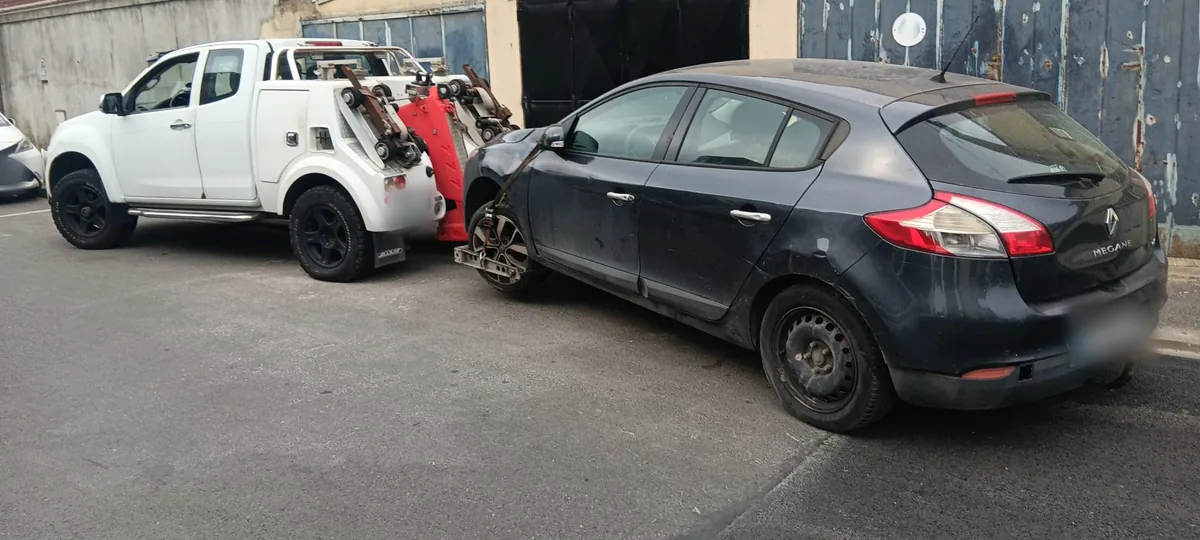 Renault Mégane hors d'usage soulevée au lève-roues de notre dépanneuse à Corbeil-Essonnes, Essonne (91)
