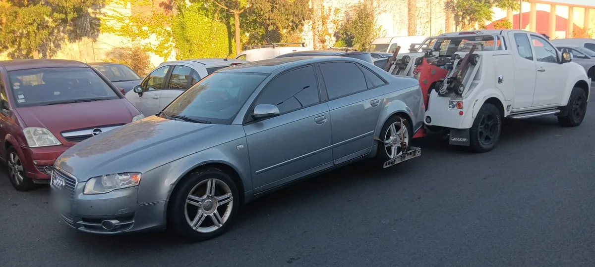 Berline Audi hors d'usage prise au lève-roues par notre épaviste sur un parking de Grigny, Essonne (91)
