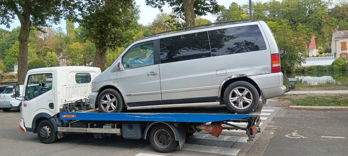 Épaviste près de Paris : monospace Mercedes argenté arrimé sur notre camion plateau, parking au bord de l'eau