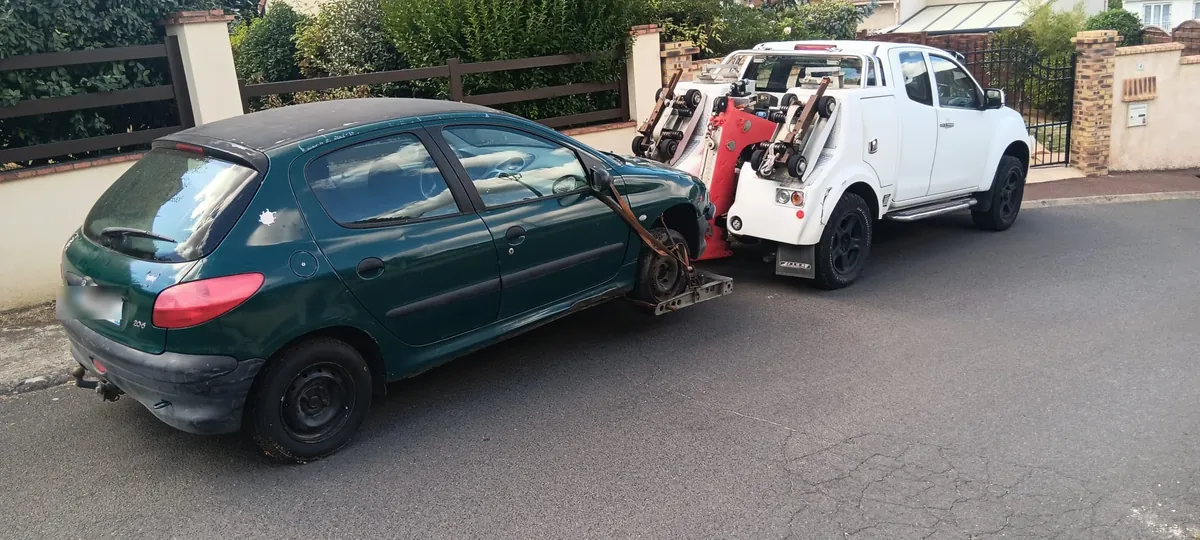 Peugeot 206 en épave levée par le système de remorquage de notre épaviste gratuit à Saintry-sur-Seine (91)