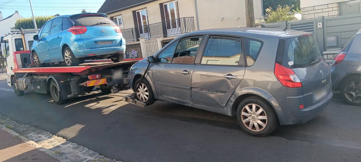 Épaviste à Tremblay-en-France (93) : Citroën C4 Picasso sur le camion plateau et Renault Scénic remorqué au lève-roues
