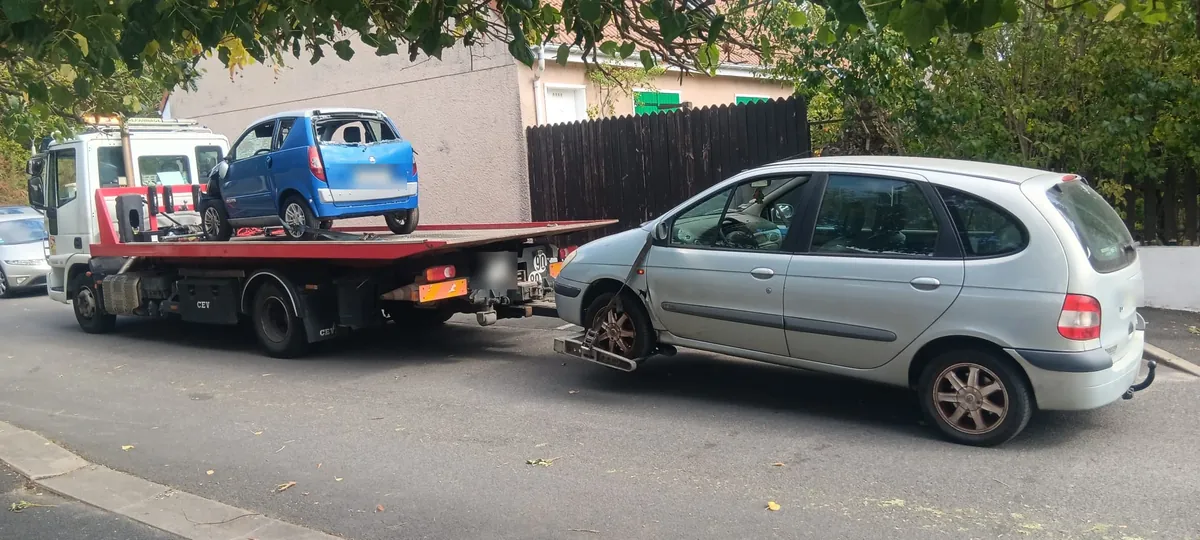 Enlèvement de deux épaves par notre épaviste à Vert-Saint-Denis (77) : voiture sans permis sur le camion plateau et monospace en remorquage
