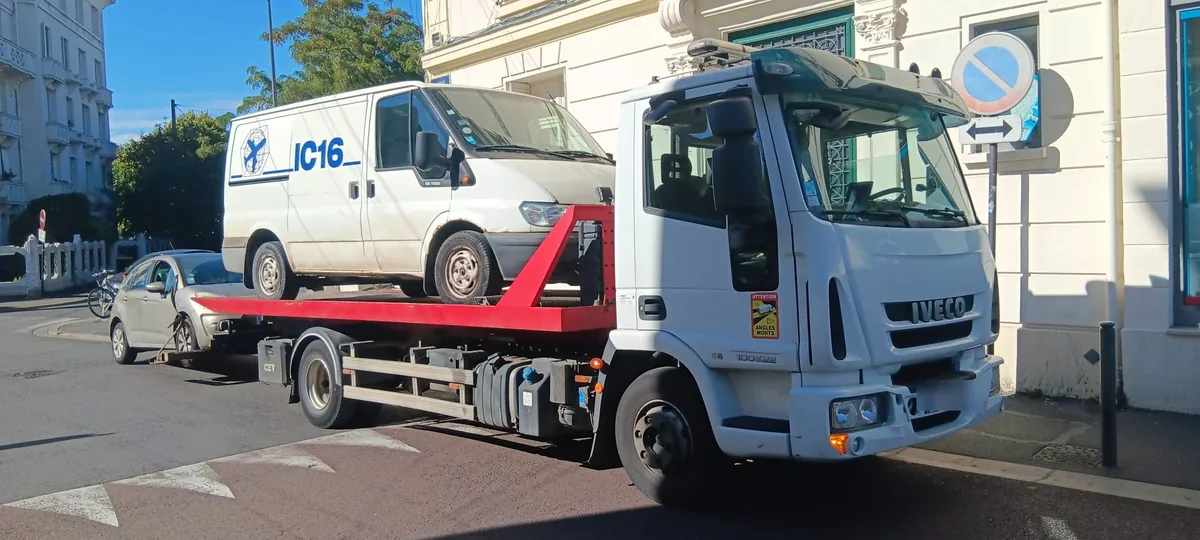 Camion plateau de notre épaviste agréé VHU chargé d'un utilitaire hors d'usage à Aulnay-sous-Bois en Seine-Saint-Denis (93)