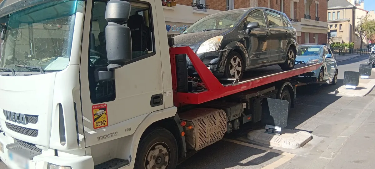 Corolla Verso accidentée sur plateau et Scénic bleu au lève-roues à Clichy, à 12 km environ de Boulogne-Billancourt