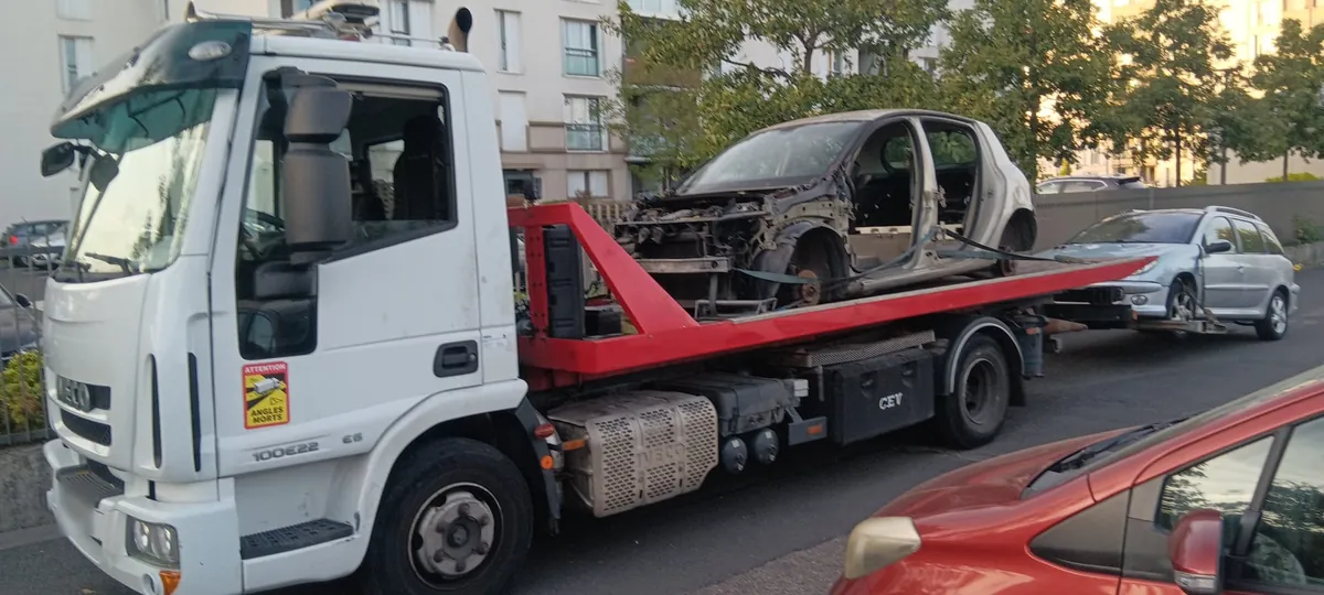 Vue de face de notre camion plateau avec une carcasse de Renault désossée et une Peugeot 206 SW, à Dammarie-lès-Lys (77)