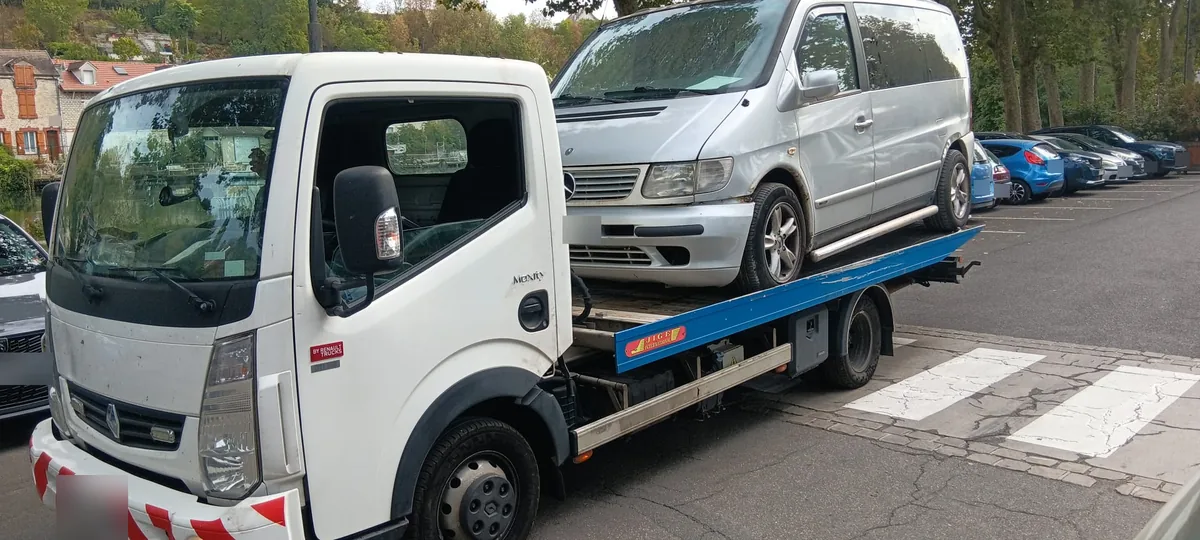 Enlèvement d'épave près de Paris : cabine de notre camion plateau et monospace Mercedes chargé, vus de face