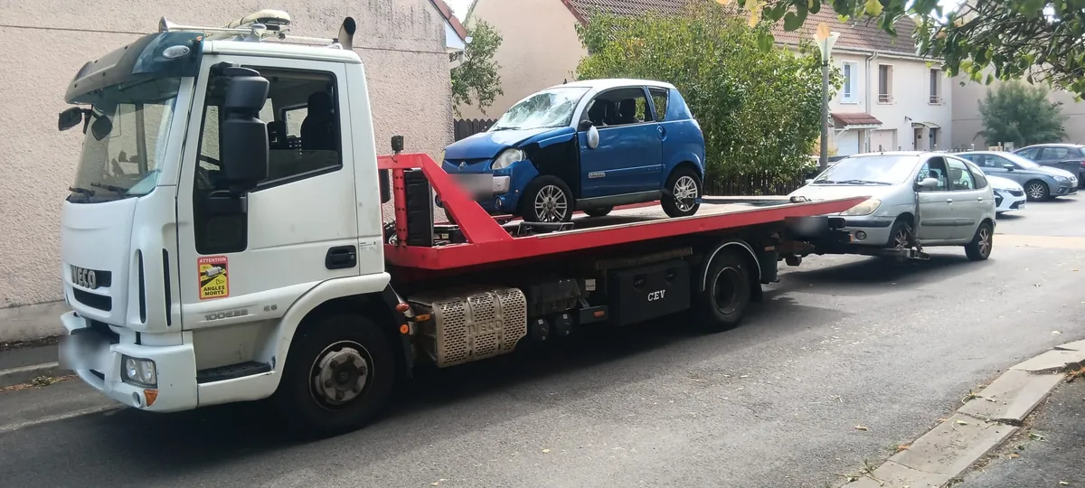 Camion plateau de notre épaviste agréé VHU chargeant une voiture sans permis accidentée à Vert-Saint-Denis en Seine-et-Marne (77)
